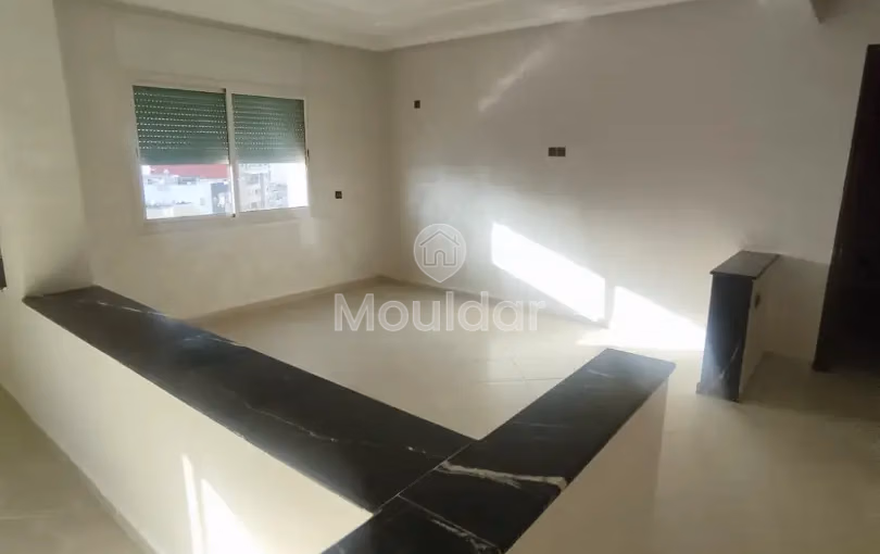 شقة للإيجار مع شرفة في الطابق السادس