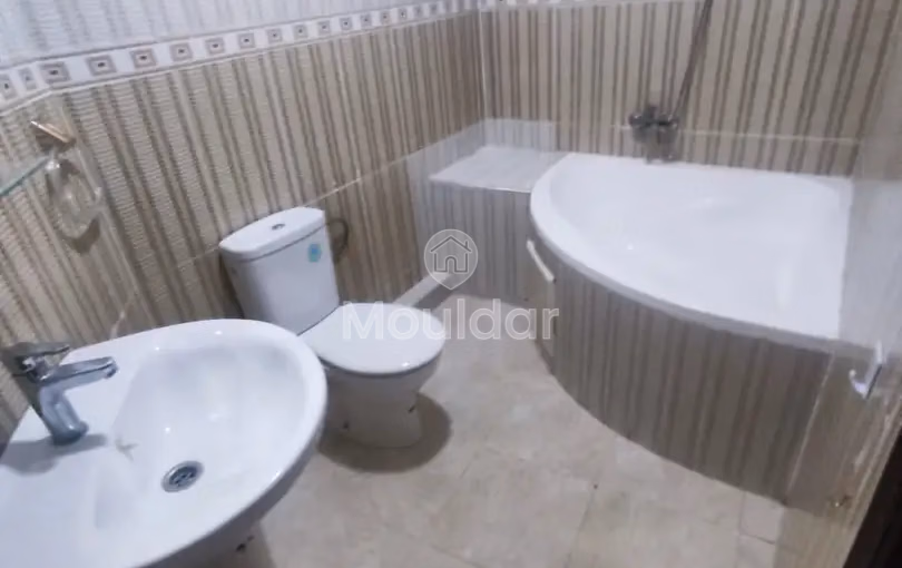 شقة للإيجار مع شرفة في الطابق السادس