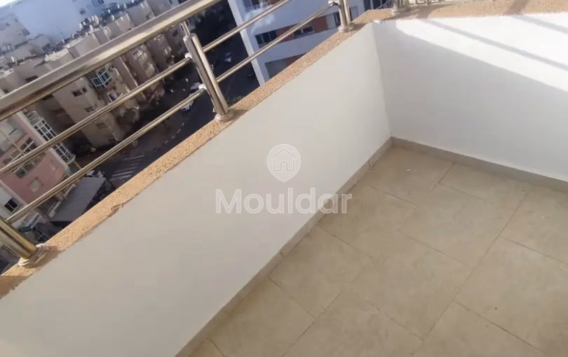 شقة للإيجار مع شرفة في الطابق السادس