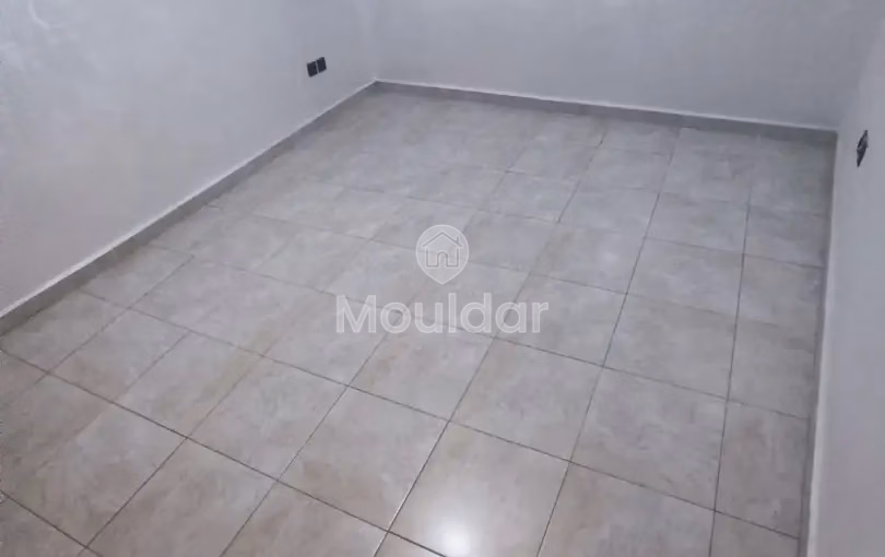 شقة للإيجار مع شرفة في الطابق السادس