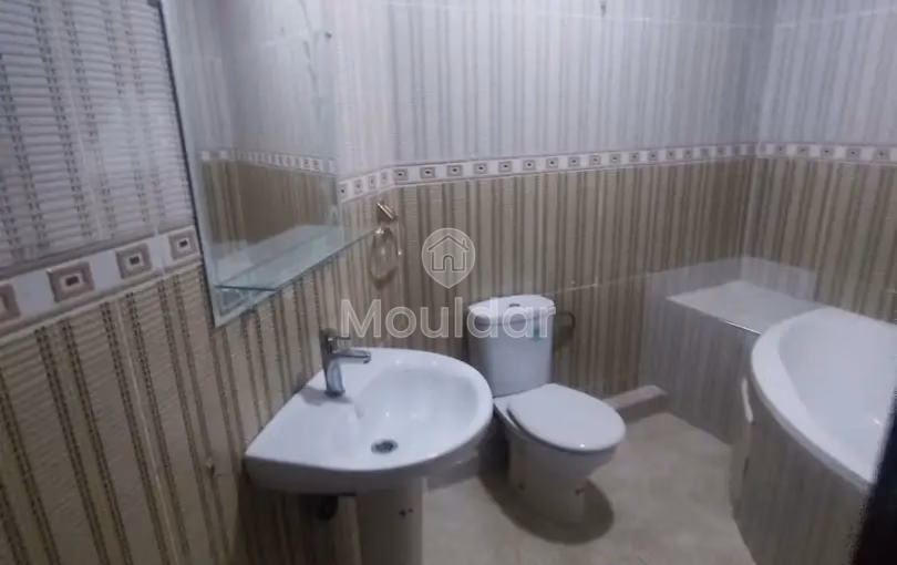 شقة للإيجار مع شرفة في الطابق السادس