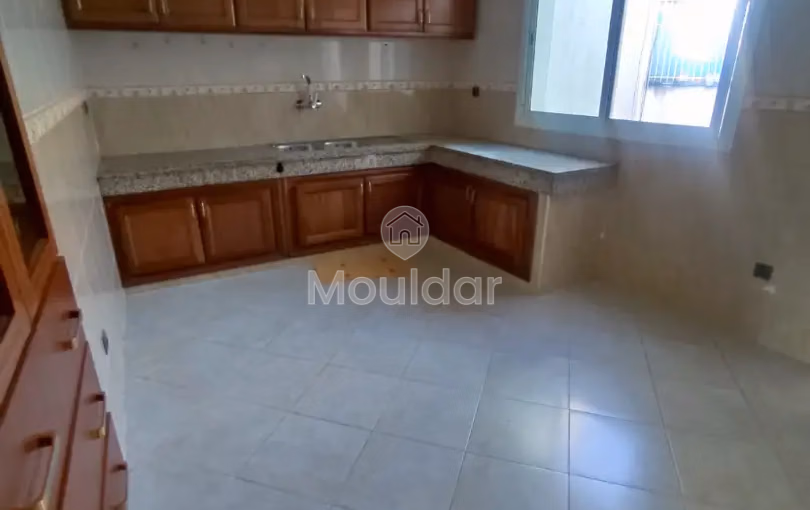 شقة للإيجار مع شرفة في الطابق السادس