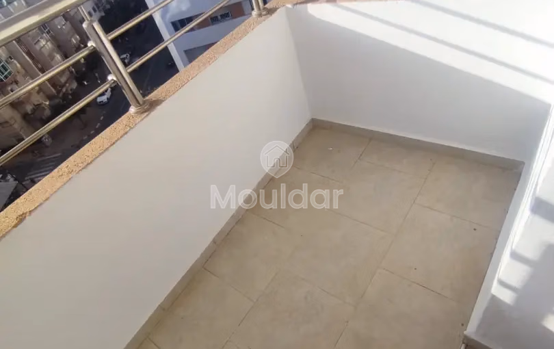 شقة للإيجار مع شرفة في الطابق السادس