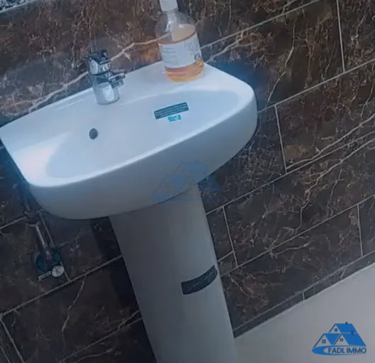 شقة للبيع مع شرفة في الطابق الثاني شقة للبيع مع شرفة في الطابق الثاني