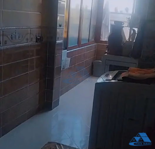 شقة للبيع مع شرفة في الطابق الثاني شقة للبيع مع شرفة في الطابق الثاني