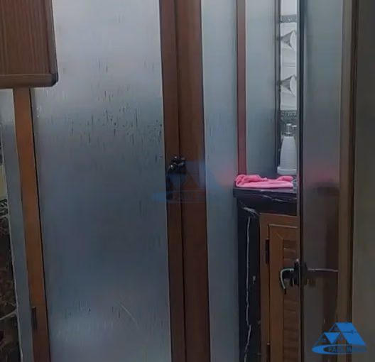 شقة للبيع مع شرفة في الطابق الثاني شقة للبيع مع شرفة في الطابق الثاني