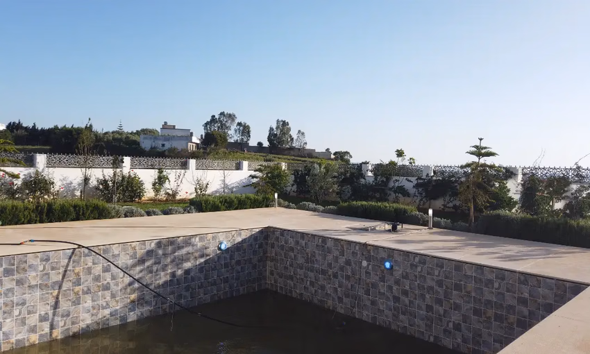 Villa for sale with swimming pool and three floors Villa for sale with swimming pool and three floors