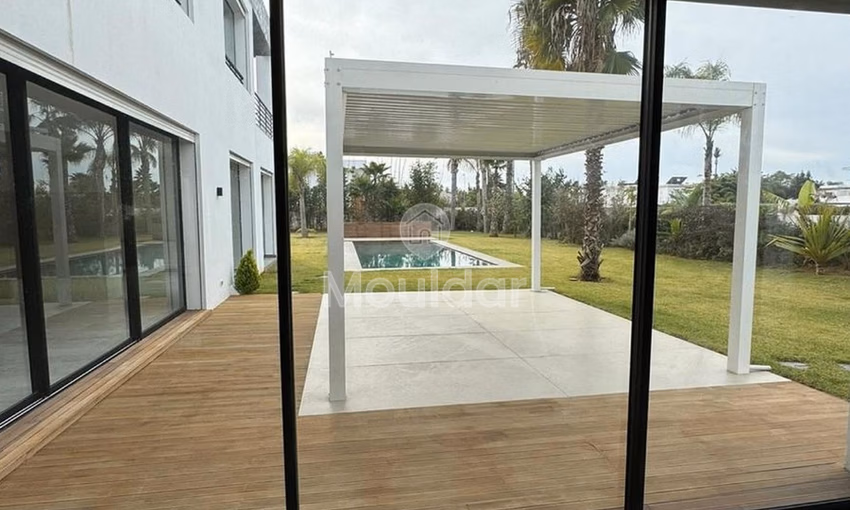 فيلا للشراء مع مسبح