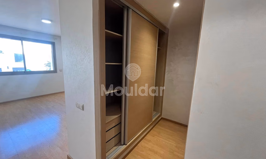 شقة للإيجار في الدار البيضاء، بورغوني - غرفتان، 106 م²