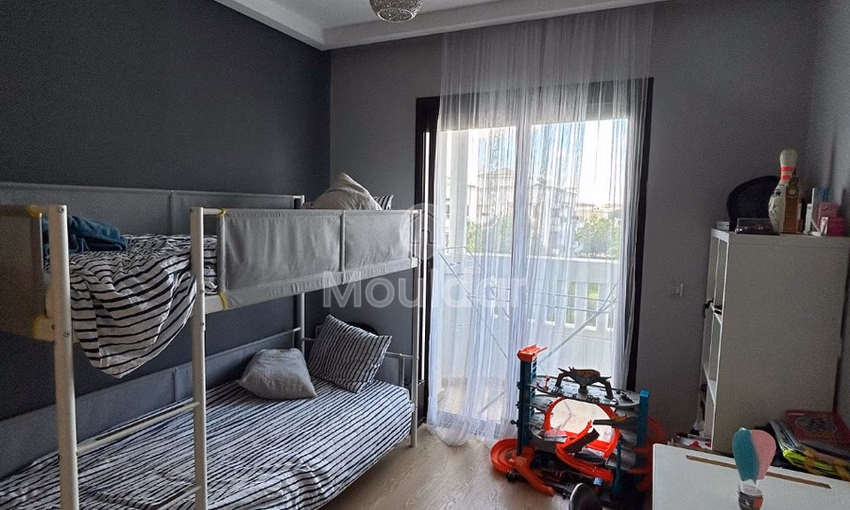 شقة للإيجار مع موقف سيارات في الطابق الأرضي