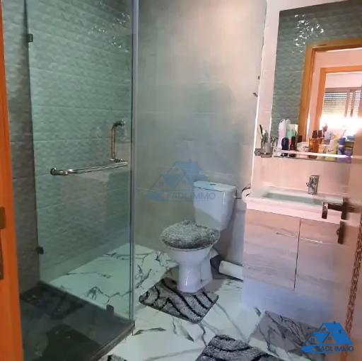 شقة للإيجار مع تراس في الطابق الثاني شقة للإيجار مع تراس في الطابق الثاني