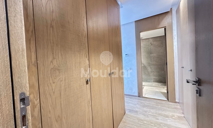 شقة جديدة للإيجار مع تراس في الطابق الثالث