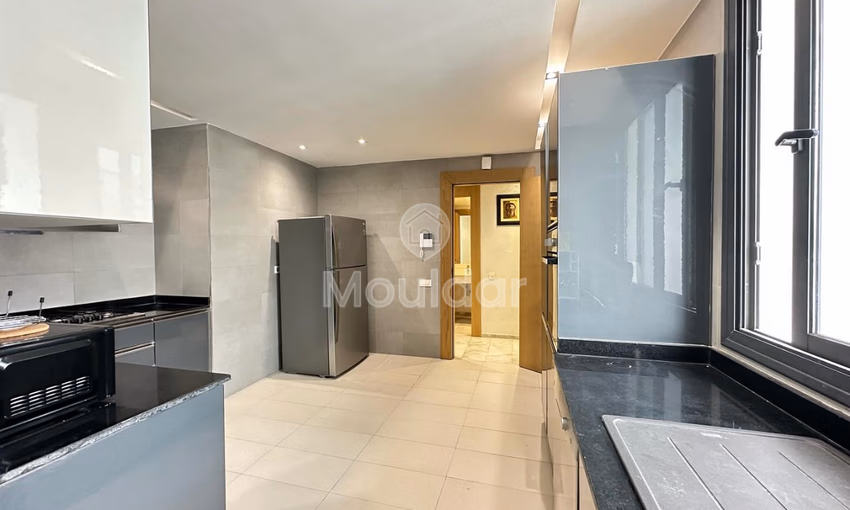 شقة جديدة للإيجار مع تراس في الطابق الثالث