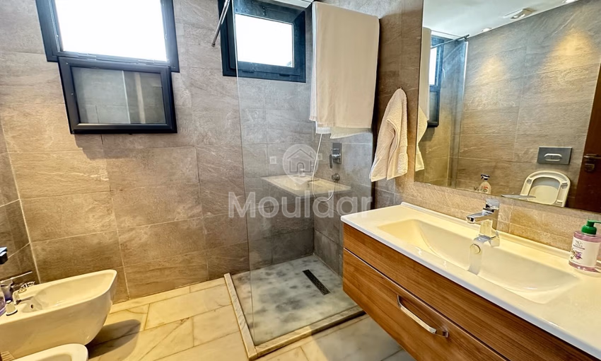 شقة جديدة للإيجار مع تراس في الطابق الثالث