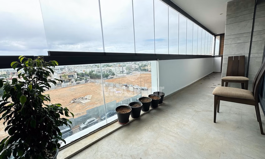 شقة جديدة للإيجار مع تراس في الطابق الثالث