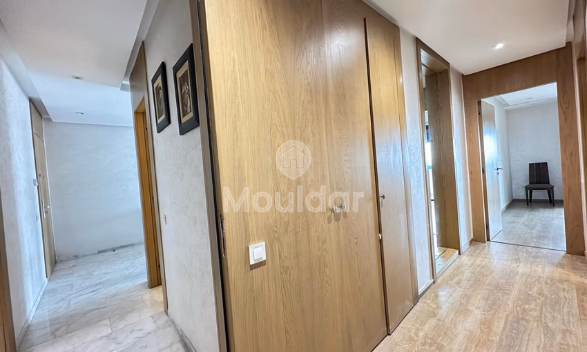 شقة جديدة للإيجار مع تراس في الطابق الثالث