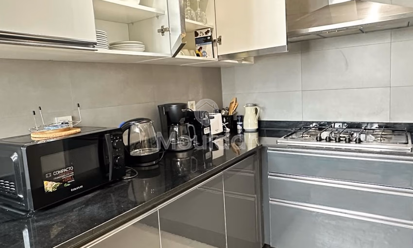 شقة جديدة للإيجار مع تراس في الطابق الثالث