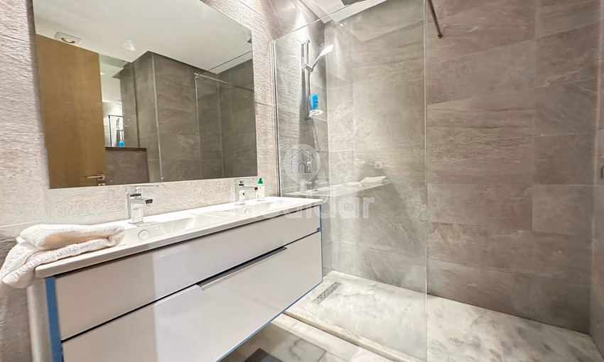 شقة جديدة للإيجار مع تراس في الطابق الثالث