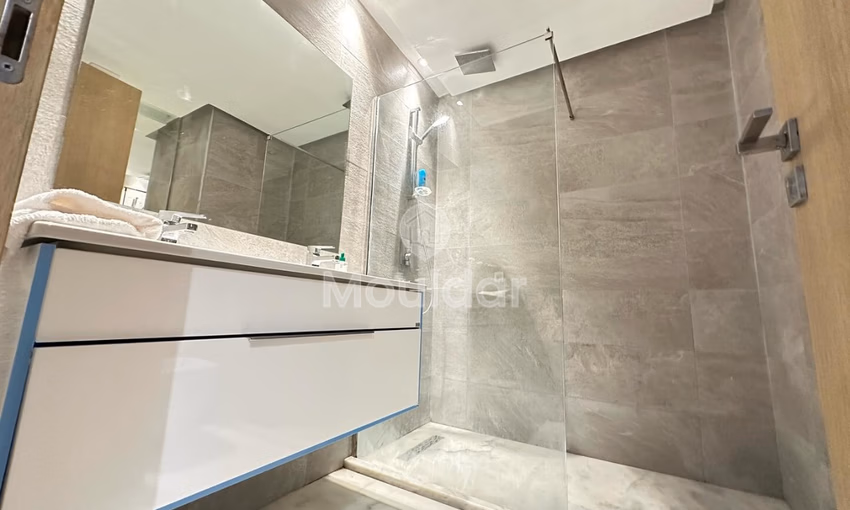 شقة جديدة للإيجار مع تراس في الطابق الثالث