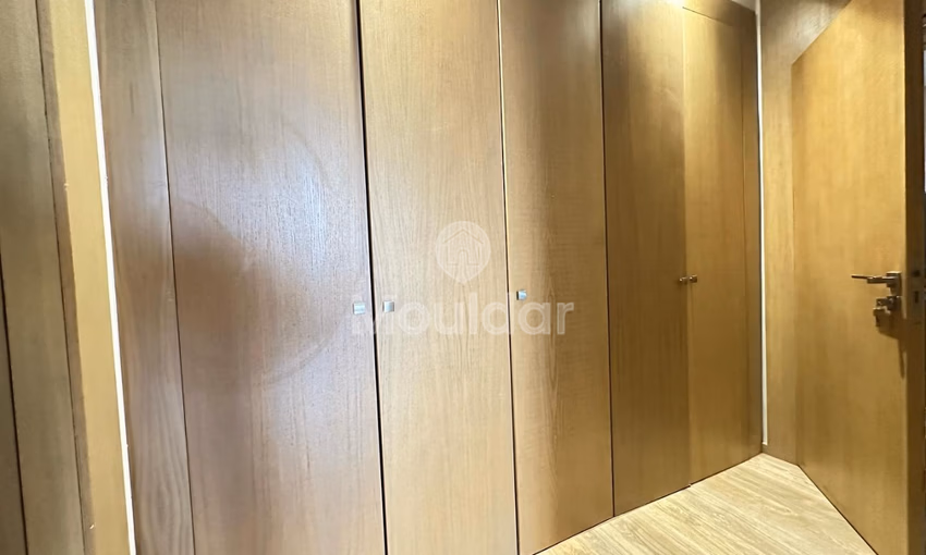 شقة جديدة للإيجار مع تراس في الطابق الثالث