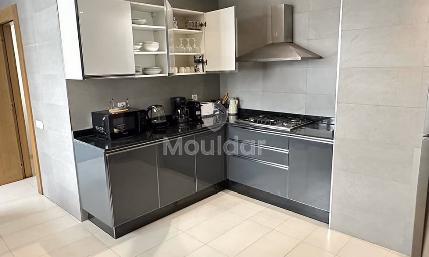 شقة جديدة للإيجار مع تراس في الطابق الثالث