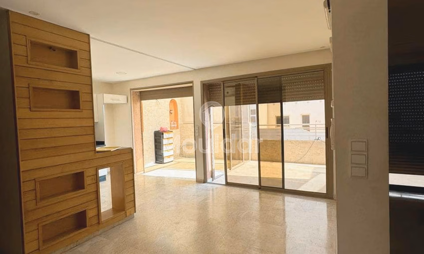 شقة للشراء مع تراس في الطابق الرابع