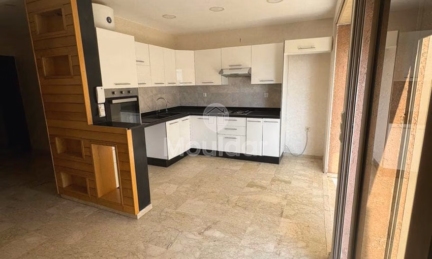 شقة للشراء مع تراس في الطابق الرابع