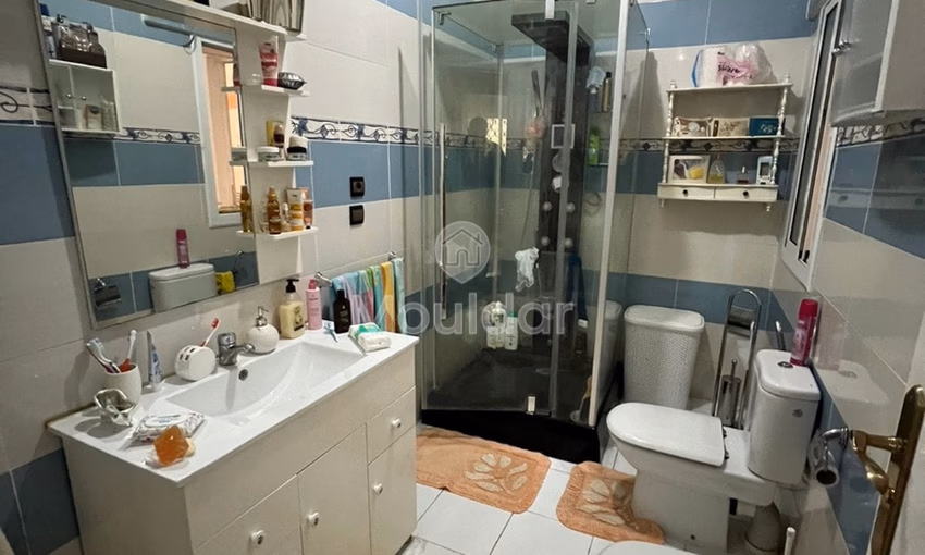 شقة للشراء مع شرفة في الطابق الأول شقة للشراء مع شرفة في الطابق الأول