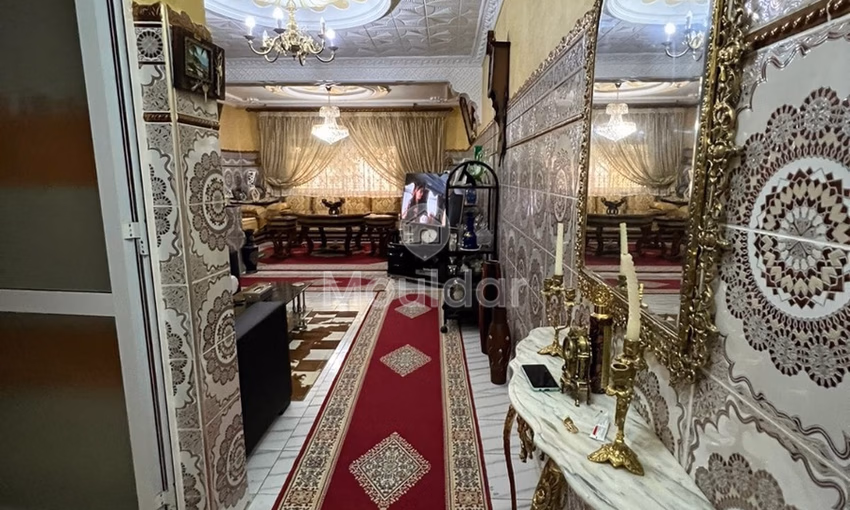 شقة للشراء مع شرفة في الطابق الأول شقة للشراء مع شرفة في الطابق الأول