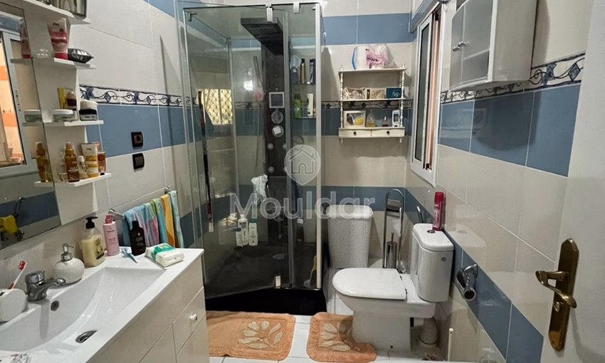 شقة للشراء مع شرفة في الطابق الأول شقة للشراء مع شرفة في الطابق الأول