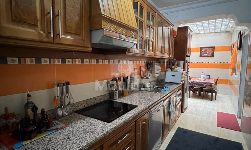 شقة للشراء مع شرفة في الطابق الأول شقة للشراء مع شرفة في الطابق الأول