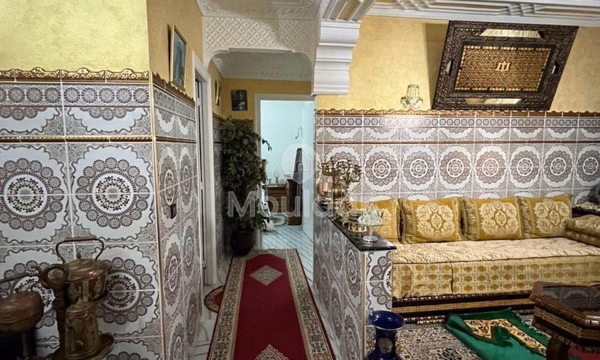 شقة للشراء مع شرفة في الطابق الأول شقة للشراء مع شرفة في الطابق الأول