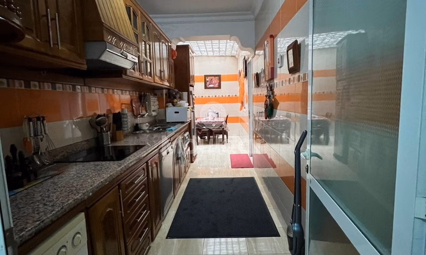 شقة للشراء مع شرفة في الطابق الأول شقة للشراء مع شرفة في الطابق الأول