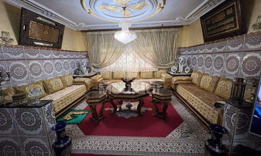 شقة للشراء مع شرفة في الطابق الأول