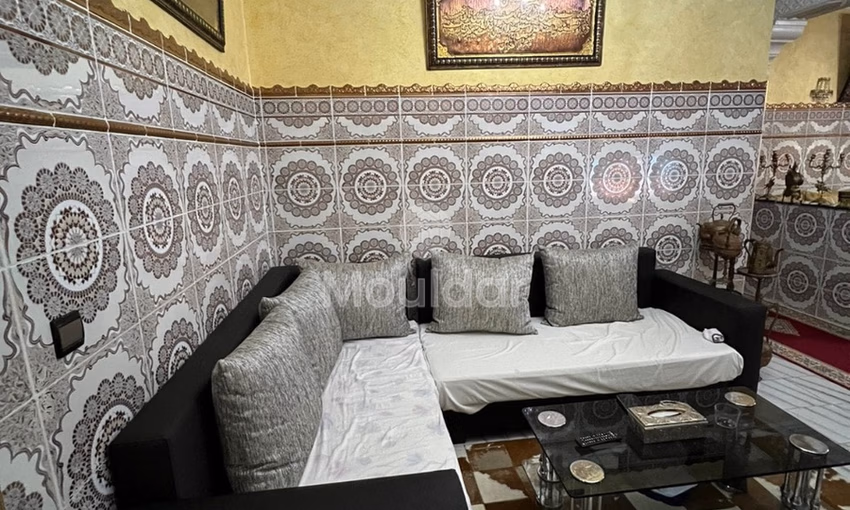 شقة للشراء مع شرفة في الطابق الأول شقة للشراء مع شرفة في الطابق الأول