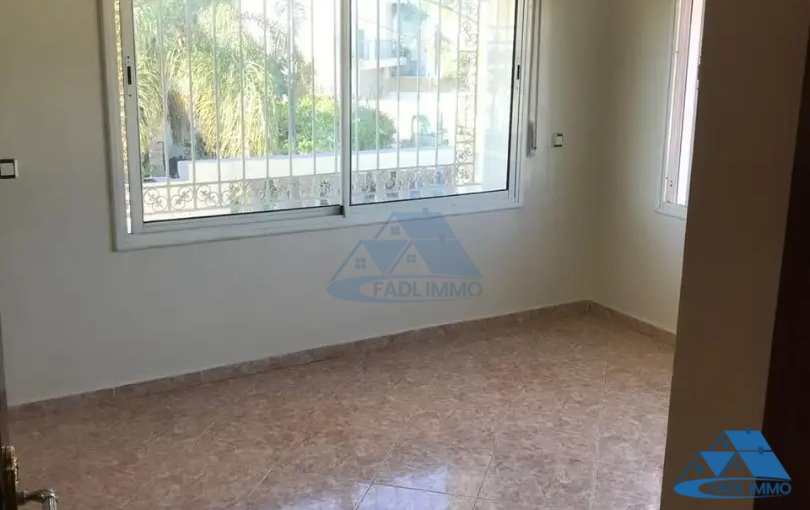 Villa for sale with terrace and three floors - view 5