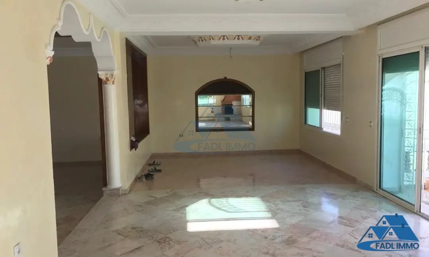 Villa à vendre avec terrasse et trois étages