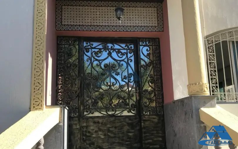 Villa for sale with terrace and three floors - view 3