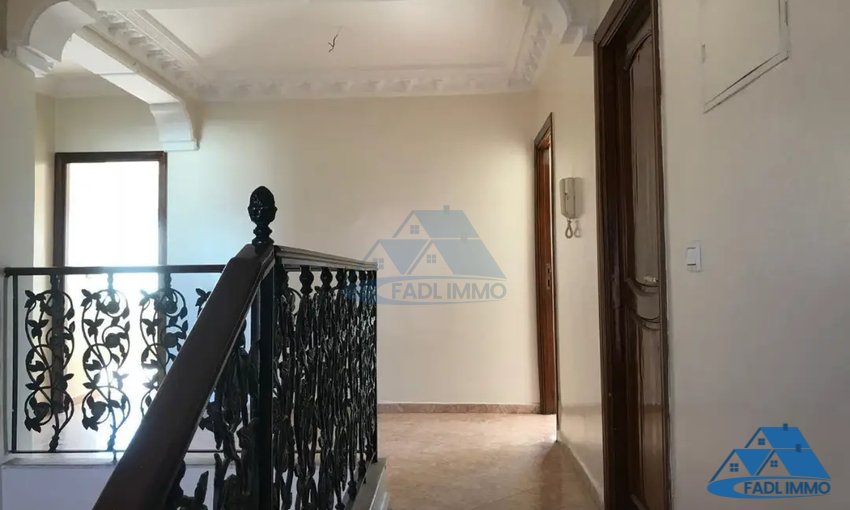 Villa for sale with terrace and three floors - view 4