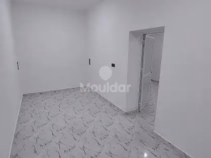 مكتب للإيجار في الطابق الأول