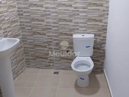 مكتب للإيجار في الطابق الأول