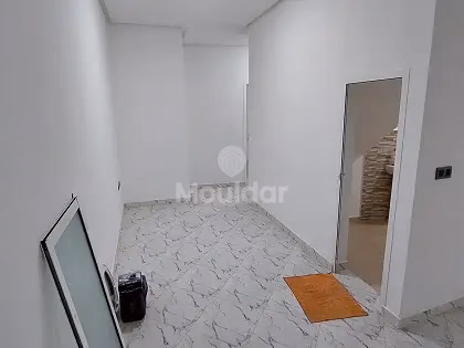 مكتب للإيجار في الطابق الأول