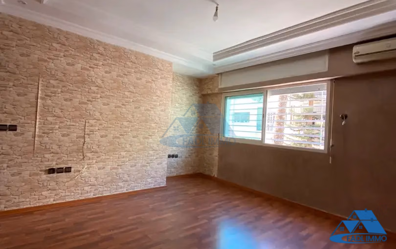 Appartement à vendre avec balcon au premier étage