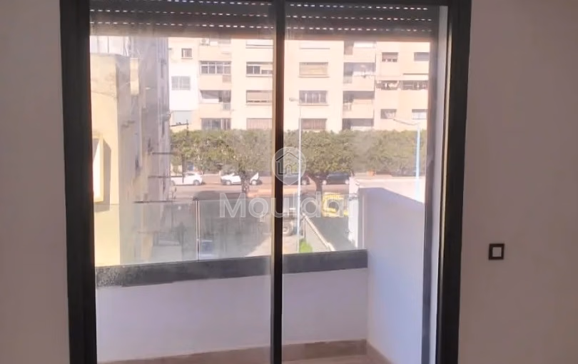 شقة للإيجار مع شرفة في الطابق الثاني