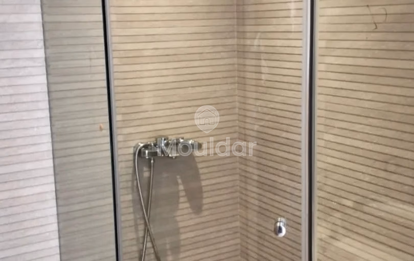 شقة للإيجار مع شرفة في الطابق الثاني