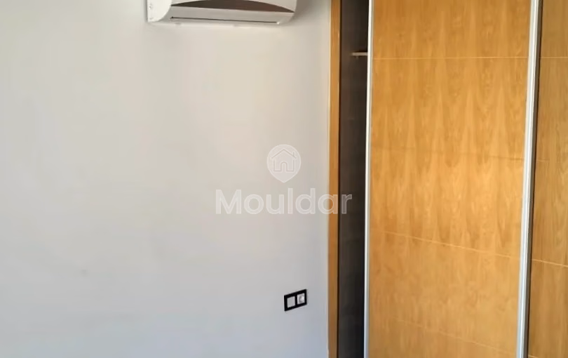 شقة للإيجار مع شرفة في الطابق الثاني