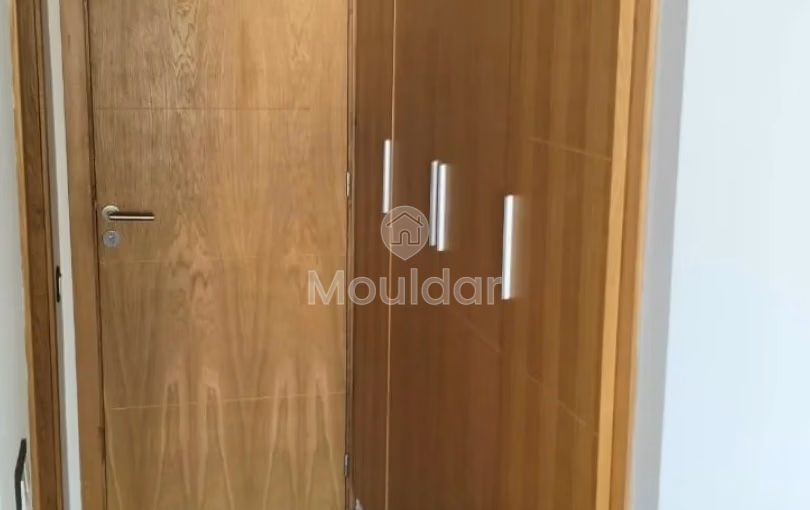 شقة للإيجار مع شرفة في الطابق الثاني