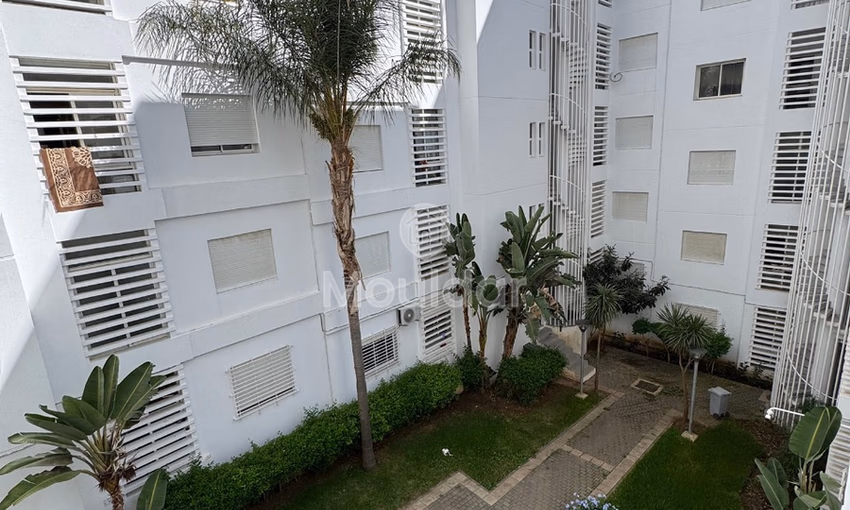Apartamento en alquiler con balcón en el segundo piso