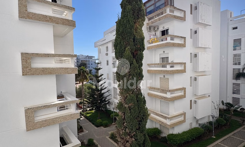 Apartamento en alquiler con balcón en el segundo piso