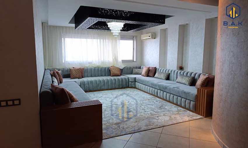 شقة للإيجار مع شرفة في الطابق الثامن